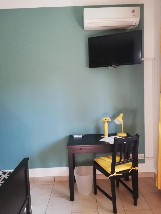 The Yellow House Fiumicino Bagian luar foto