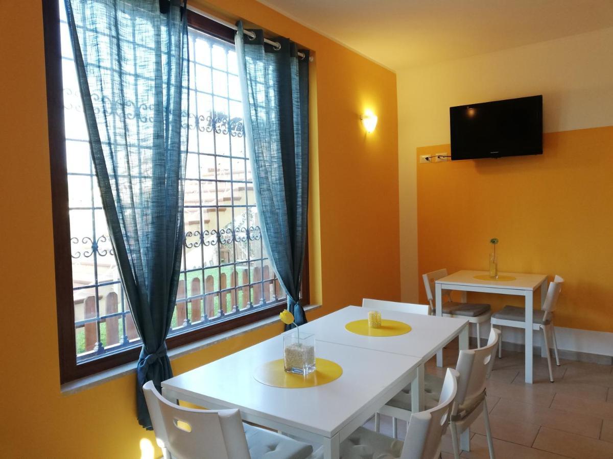 The Yellow House Fiumicino Bagian luar foto